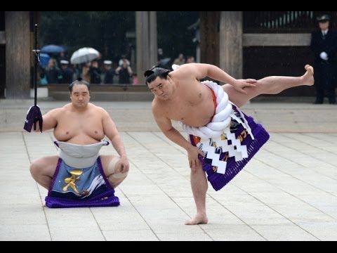 Япония: борцы сумо провели традиционный ритуал (новости)