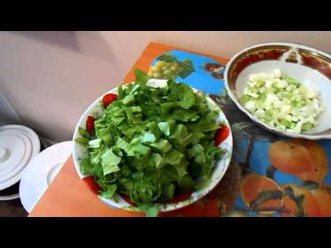 Салат из консервы и листьев салата
