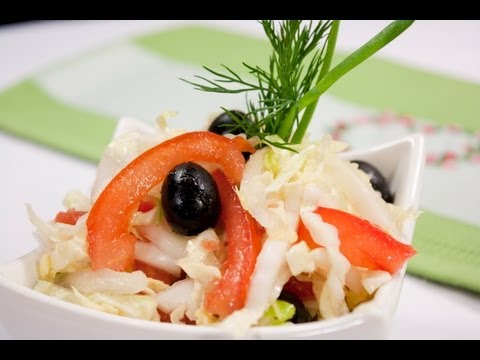 Салат из пекинской капусты с помидором и маслинами видео рецепт