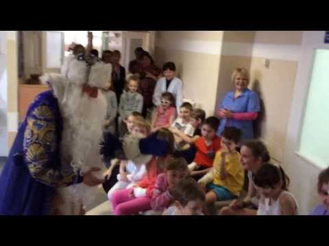 Дед Мороз в больнице играет с детьми