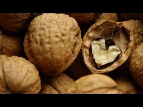 Чем полезны грецкие орехи: свойства, состав, калории