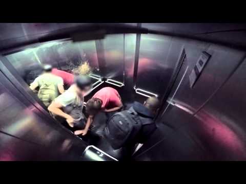 Застрявшие в лифте с парнем с диареей