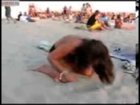 Девушка под ЛСД на пляже