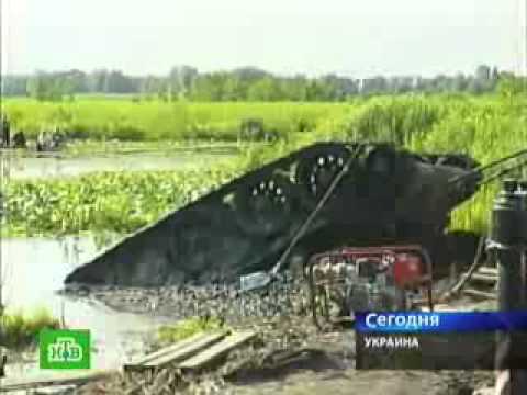 Достали танк из болота в Украине