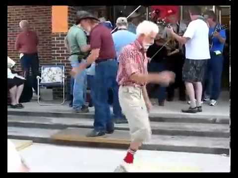 Дед танцует шафл