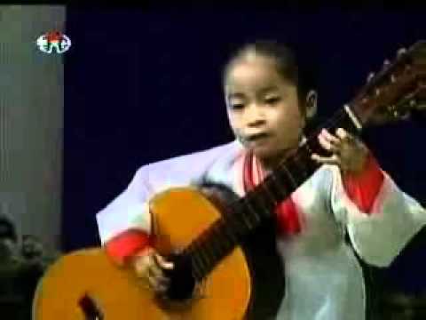 Виртуозно играет на гитаре маленькая девочка из Кореи
