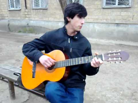 Парень с Дагестана красиво играет на гитаре