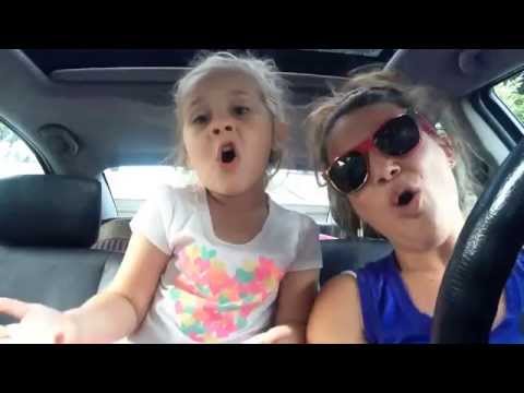 Мама и дочка поют песню в машине