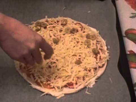 Пицца с сыром и сосисками, видео рецепт