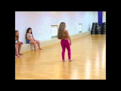 девушка танцует арабский