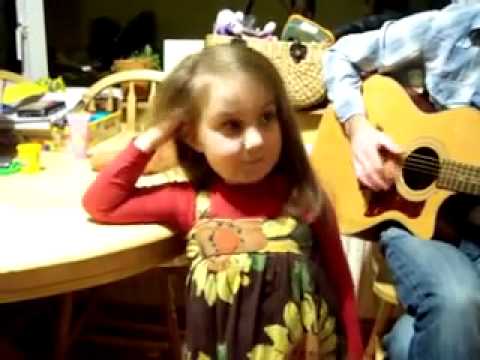 Маленькая девочка красиво поёт. 5 лет